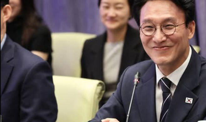 김민석 총리가 23일 중국 베이징 칭화대를 방문해 면담하고 있다. 태극기 배지가 뒤집힌 상태로 착용돼 있다. (총리실)
