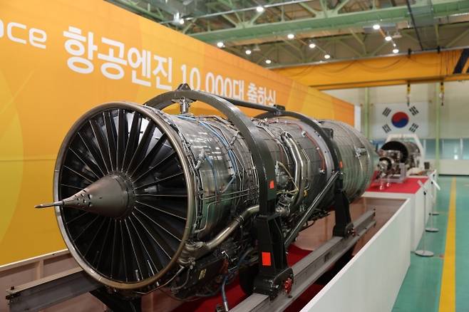한화에어로스페이스의 항공엔진 1만대 출하 기념행사에 전시된 군용 항공엔진. 한국은 해외 기술을 기반으로 엔진을 면허 생산해왔으며, 정부와 업계는 1만5000파운드급 전투기 엔진의 독자 개발을 추진하고 있다. 한화에어로스페이스 제공