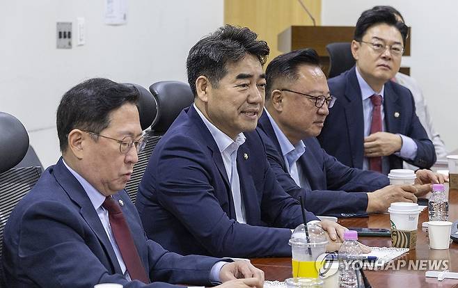 국민의힘 초·재선 모임 '대안과 미래' 조찬 모임 (서울=연합뉴스) 황광모 기자= 초·재선을 주축으로 한 국민의힘 소장파 모임 '대안과 미래' 이성권 간사를 비롯한 의원들이 25일 국회 의원회관에서 열린 조찬 모임에서 대화하고 있다.
이날 '대안과 미래' 소속 의원들은 24일 장동혁 대표 기자회견 내용을 평가하고 장 대표의 거취에 대한 논의할 예정이다. 2026.6.25 hkmpooh@yna.co.kr