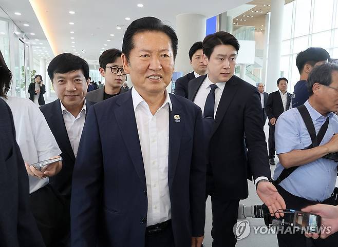 정청래 전 대표, 전북 당선인 워크숍 참석 (정읍=연합뉴스) 최영수 기자 = 정청래 전 더불어민주당 대표가 25일 전북 정읍시 아우름캠퍼스에서 열린 전북지역 당선인 워크숍에 참석하고 있다. 2026.6.25 kan@yna.co.kr