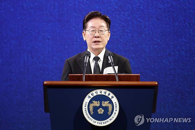 이재명 대통령, 6·25 기념사 (수원=연합뉴스) 김도훈 기자 = 이재명 대통령이 25일 수원컨벤션센터에서 열린 6·25전쟁 제76주년 기념식에서 기념사를 하고 있다. 2026.6.25 superdoo82@yna.co.kr