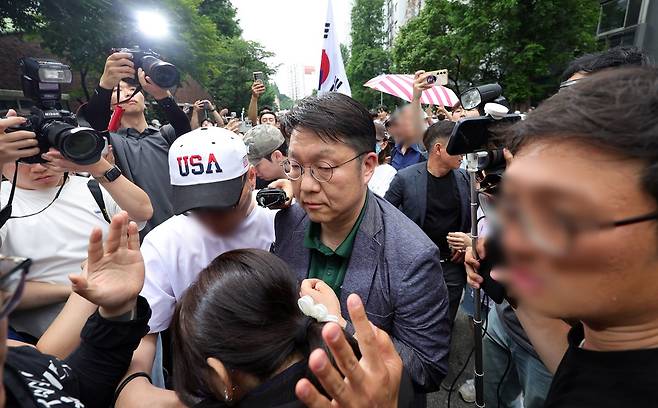 지난 4일 서울 송파구 잠실7동 제2투표소를 찾았다 시민들 항의에 돌아가는 김범진 서울시선거관리위원회 사무처장 (사진=뉴시스)