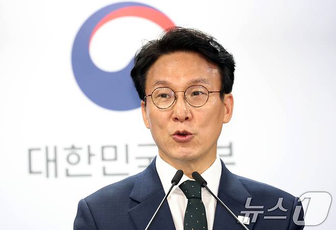 김민석 국무총리가 25일 서울 종로구 세종대로 정부서울청사에서 정부의 검찰개혁 방향 관련 브리핑을 하고 있다. 2026.6.25 ⓒ 뉴스1 김명섭 기자