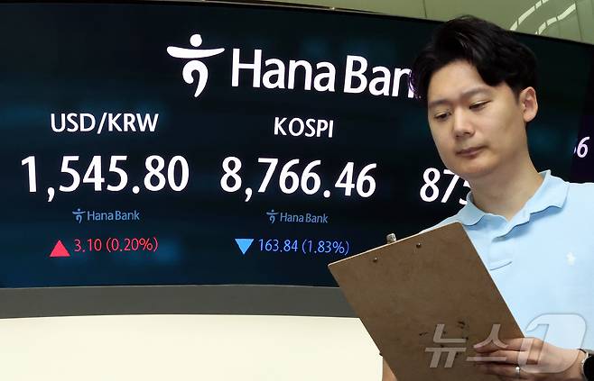 26일 서울 중구 하나은행 본점 딜링룸 전광판에 개장 시황이 나오고 있다. 2026.6.26 ⓒ 뉴스1 김진환 기자