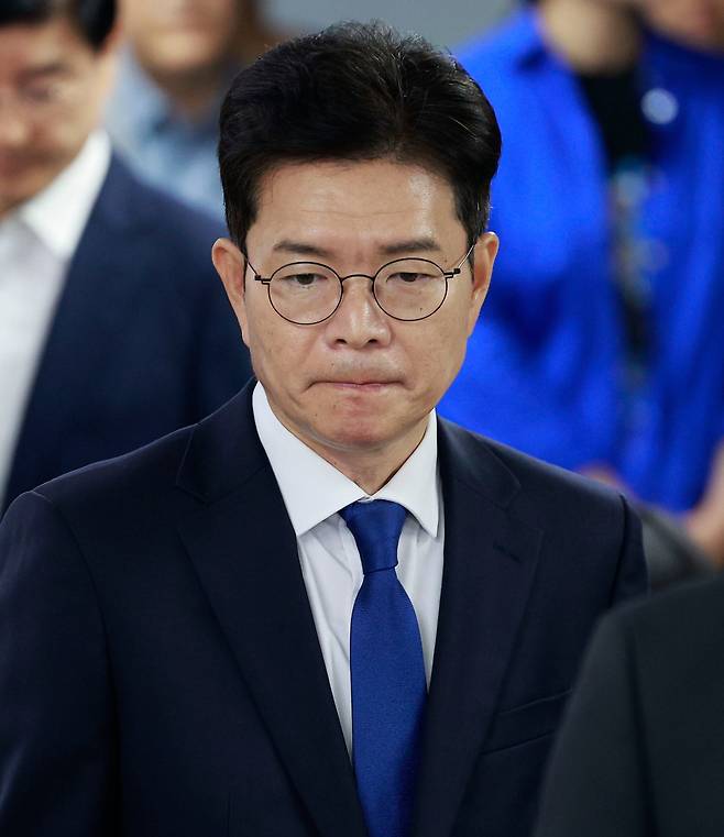 정원오 더불어민주당 서울시장 후보자가 지난 4일 서울 중구 세종대로 선거상황실에서 승복 선언 관련 발언을 위해 입장하고 있다./뉴시스