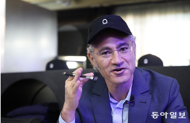 고교 시절 한국인 친구들에게 배웠다며 펜 돌리기를 보여주는 알렉스 카프 CEO. “한국 친구들은 모두 이걸 할 줄 알았어요!” 홍진환 기자