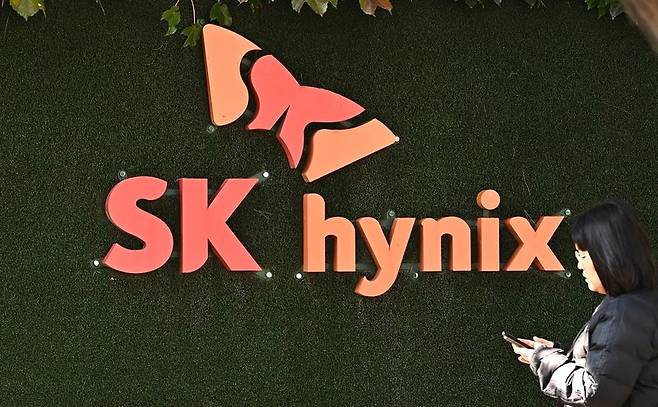 SK하이닉스가 내년 고대역폭메모리(HBM) 가격 상승 전망과 함께 실적 추정치가 올라가며 목표주가가 큰 폭으로 상향됐다. 2025.10.29. /사진=뉴시스