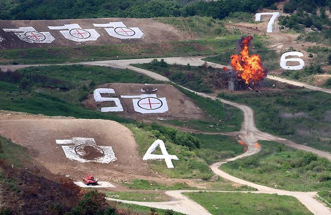 28일 경기 포천시 승진훈련장에서 열린 2026 합동화력훈련 본행사에서 자폭드론이 표적에 명중하고 있다. 연합뉴스
