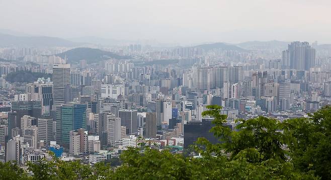 지난달 7일 서울 남산에서 바라본 서울 시내 아파트 단지의 모습. 뉴스1