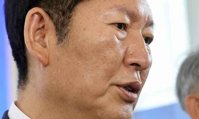 정청래 전 더불어민주당 대표가 25일 전북 정읍시 아우름캠퍼스에서 열린 전북지역 당선인 워크숍에 참석해 기자들에게 입장을 말하고 있다. 연합뉴스