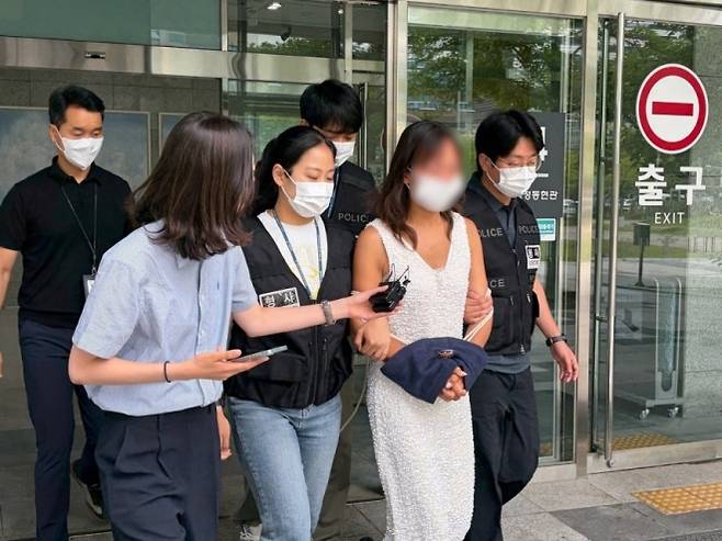 ‘잠실 개표소 봉쇄 시위’ 현장에서 경찰에게 침을 뱉고 욕설한 40대 여성 김모씨가 25일 영장실질심사를 마치고 법원에서 나오는 모습. 연합뉴스