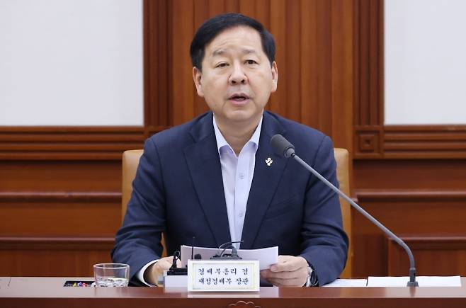 비상경제본부회의 주재하는 구윤철 부총리 - 구윤철 부총리 겸 재정경제부 장관이 26일 오전 서울 종로구 정부서울청사에서 열린 비상경제본부 희의 겸 경제관계장관회의 겸 민생물가 특별관리 관계장관 태스크포스(TF)에서 발언하고 있다. 연합뉴스