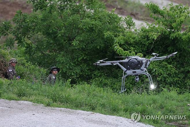 전장에서 떠오르는 드론 군단 (포천=연합뉴스) 임병식 기자 = 국방부는 경기도 포천시 승진훈련장에서 2026 합동화력훈련을 실시했다. 이번 훈련은 국민주권 정부 출범 이후 한국군 주요 전력이 대거 참여하는 합동화력훈련으로 K-방산 주력장비와 신규 무기체계 등을 소개하는 자리다. 사진은 지난 21일 실시된 합동화력훈련 미디어데이에서 정찰 드론들이 전장의 정보를 수집하는 모습. 2026.5.28 andphotodo@yna.co.kr