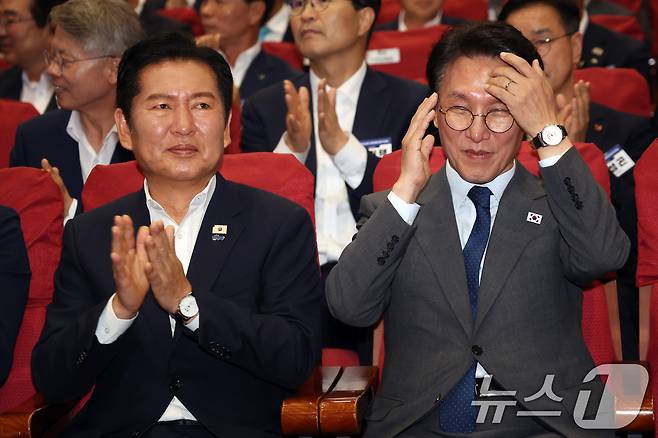 김민석 국무총리와 정청래 더불어민주당 대표가 21일 오후 서울 여의도 국회 의원회관에서 열린 '2026 6·3지방선거 단체장 당선자 워크숍'에 이재명 대통령 시계를 차고 자리하고 있다. 2026.6.21 ⓒ 뉴스1 황기선 기자