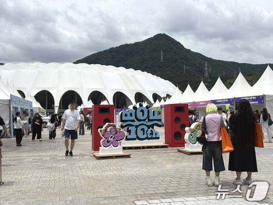 아시아 최대 글로벌 융복합 음악 축제인 '2026 부산원아시아페스티벌'(Busan One Asia Festival with NOL·이하 BOF)이 27일 부산 아시아드주경기장에서 열리는 가운데, 이날 낮 12시쯤 경기장이 '빅(Big) 콘서트'와 부스 체험 행사에 참여하기 위한 시민과 관광객들로 북적였다. 2026.6.27 ⓒ 뉴스1 박서현 기자
