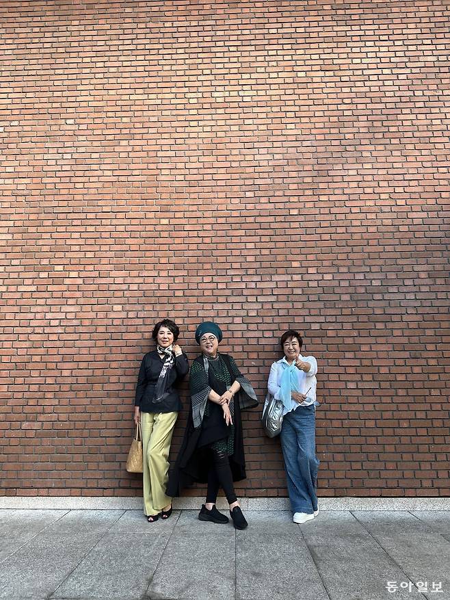 만나면 늘 웃게 되는 재즈 가수 윤희정(왼쪽), 가수 혜은이(가운데), 세샘트리오 권성희. 세 사람은 지금도 서로에게 ‘생각만 해도 좋은 사람’이다. 아래 사진에선 혜은이가 오래 곁에 있어준 친구들에게 감사하다는 의미로 엄지를 올려 보이고 있다. 유재영 기자 elegant@donga.com