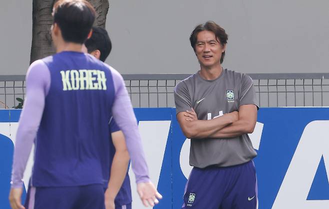 훈련 지켜보는 홍명보 감독. 연합뉴스
