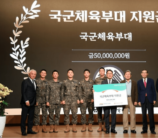 주원홍 회장과 장호테니스재단은 국군체육부대에 훈련 지원금을 전달했다. 맨 왼쪽 주 회장과 권순우도 보인다. 대한테니스협회 제공.