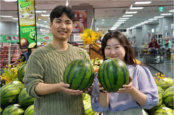 대형마트 휴무일, 이마트·롯데마트·홈플러스·코스트코 ‘여긴 열고 여긴 닫고’=이마트·롯데마트·홈플러스·코스트코 등 대형마트가 이번 주는 각사별 특색있는 할인행사에 돌입한다. 이마트는 'PL브랜드 페스타' 행사를, 롯데마트는 기능성 혼합잡곡 2종 출시 기획전을, 홈플러스는 여름철 생활용품 'AI 물가안정 프로젝트' 행사를 진행한다. ©사진=롯데마트: 대형마트 휴무일? 이마트·롯데마트·홈플러스‧코스트코 등 마트 휴일, 쉬는날