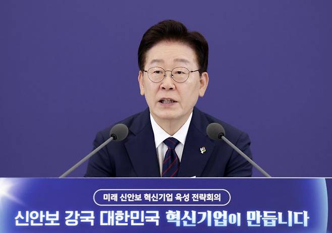이재명 대통령이 지난 26일 청와대에서 열린 미래 신안보 혁신기업 육성 전략회의에서 발언하고 있다. 뉴시스