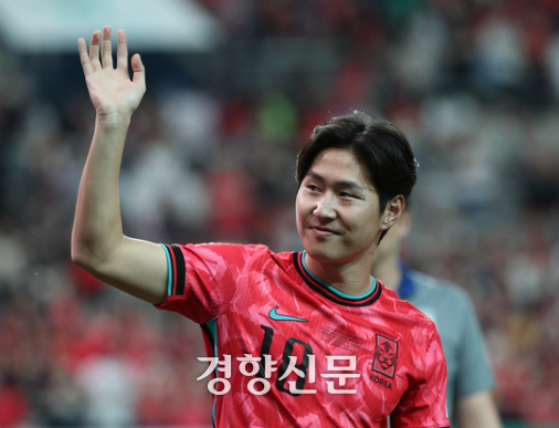 한국 축구국가대표 이강인이 11일 서울 마포구 서울월드컵경기장에서 열린 2026 FIFA 북중미 월드컵 2차 예선 중국전에서 승리 후 관중들에게 인사하고 있다. 2024.6.11 권도현 기자