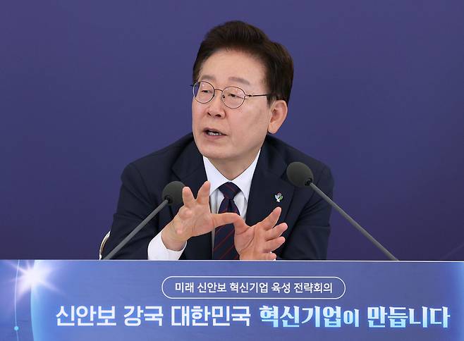 이재명 대통령이 지난 26일 청와대에서 열린 미래 신안보 혁신기업 육성 전략회의에서 발언을 하고 있다. 청와대사진기자단