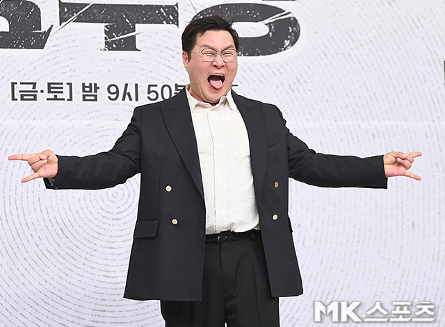 배우 윤경호가 ‘13시간 묵언수행’ 공약을 앞두고, 말을 못 하는 대신 장문으로 심경을 전했디. / 사진 = 천정환 기자