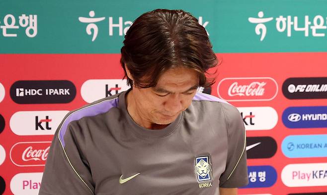 홍명보 축구 국가대표팀 감독이 25일(현지 시간) 멕시코 과달라하라 인근 사포판에 위치한 베이스캠프 훈련장 치바스 바예 베르데에서 회복 훈련 전 기자회견을 마치고 이동하고 있다. 뉴시스