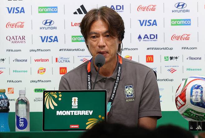 홍명보 대한민국 축구대표팀 감독이 23일(현지시간) 멕시코 누에보 레온주 몬테레이 스타디움에서 열린 대한민국 공식 기자회견에서 취재진의 질문에 답하고 있다. 뉴스1