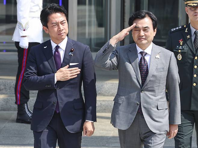 안규백 국방부 장관과 고이즈미 신지로 일본 방위상이 28일 서울 용산구 국방부 연병장에서 열린 의장행사에 참석하고 있다. ⓒ연합뉴스