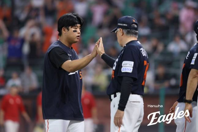 한화 이글스 강백호(왼쪽)가 27일 인천 SSG랜더스필드에서 열린 SSG 랜더스와 2026 신한 SOL KBO리그 방문경기에서 4번 지명타자로 선발 출전해 팀 승리를 이끈 뒤 김경문 감독과 하이파이브를 하고 있다. /사진=한화 이글스 제공
