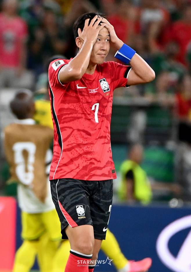 2026 북중미월드컵 A조 3차예선 대한민국 대 남아공 경기가 25일(한국시간) 멕시코 몬테레이 에스타디오 BBVA에서 열렸다. 후반전 선제골을 허용하며 남아공에 0-1로 패해 조3위에 머문 대표팀, 손흥민, 옌스 등 대표팀 선수들이 아쉬운 표정으로 경기를 마무리하고 있다. /사진=김진경 대기자