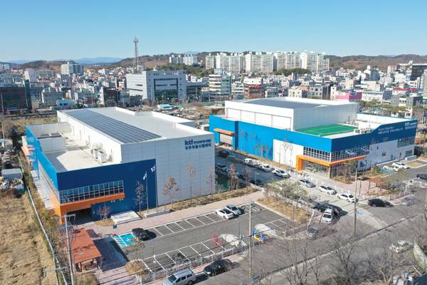 한국산업기술시험원(KTL)이 경남권 특화 산업인 우주항공·방산 분야의 핵심 기술 인프라를 정착시키고 있다. 사진은 KTL 우주부품시험센터(왼쪽)와 항공전자기기술센터. / KTL