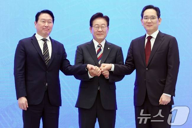 이재명 대통령과 이재용 삼성전자 회장, 최태원 SK그룹 회장이 29일 청와대 영빈관에서 열린 대한민국 대도약 3대 메가프로젝트 국민보고회에서 손을 맞잡고 있다. /제공=뉴스1