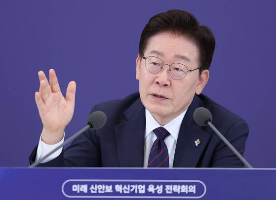 이재명 대통령이 지난 26일 청와대에서 열린 '미래신안보 혁신기업 육성전략' 회의에서 발언하고 있는 모습. 〈사진=청와대통신사진기자단〉