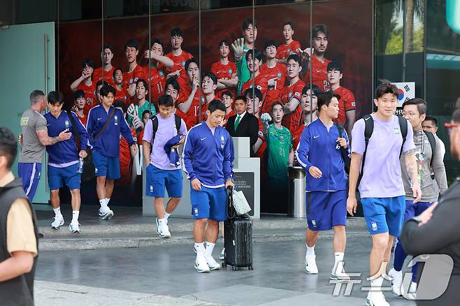 대한민국 축구국가대표팀 김민재, 오현규, 황희찬, 백승호, 설영우, 황인범이 28일(현지시간) 멕시코 할리스코 과달라하라에 위치한 대표팀 숙소를 나서고 있다. 홍명보 감독이 이끄는 한국 축구대표팀은 2026 국제축구연맹(FIFA) 북중미 월드컵을 최종 순위 34위로 마무리했다. 2026.6.29 ⓒ 뉴스1 임세영 기자