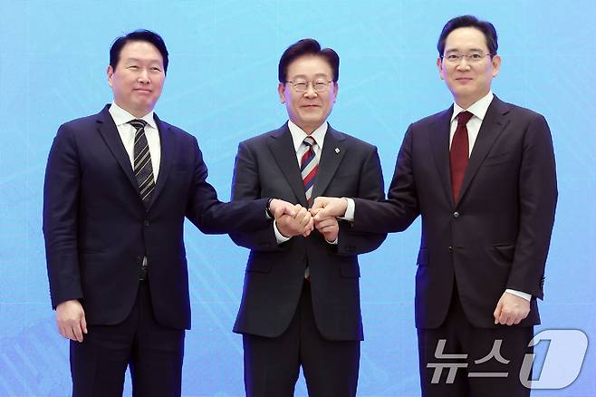 이재명 대통령과 이재용 삼성전자 회장, 최태원 SK그룹 회장이 29일 청와대 영빈관에서 열린 대한민국 대도약 3대 메가프로젝트 국민보고회에서 손을 맞잡고 있다. 2026.6.29 ⓒ 뉴스1 허경 기자