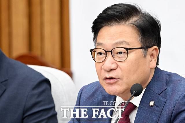 정점식 국민의힘 원내대표가 29일 이재명 대통령을 향해 "공장의 입지가 정부의 간섭과 개입으로 결정된 것임을 자인한 관치 개입을 자백했다"는 취지로 비판했다. 사진은 정 원내대표가 26일 오전 서울 여의도 국회에서 열린 원내대책회의에서 발언을 하고 있는 모습. /남용희 기자