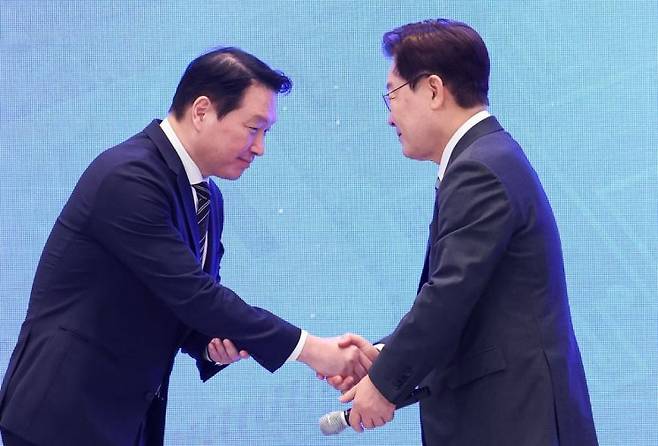 이재명 대통령과 최태원 SK그룹 회장이 29일 청와대에서 열린 3대 메가프로젝트 국민보고회에서 기업 투자계획 발표 후 악수하고 있다. 연합뉴스