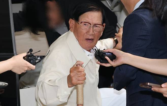 정당법 위반 혐의를 받고 있는 이만희 신천지 총회장이 지난 4일 피의자 신분으로 조사를 받기 위해 서울 서초구 검·경 합동수사본부에 출석하고 있다. ⓒ연합뉴스