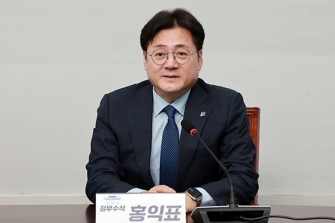 홍익표 청와대 정무수석이 지난 22일 김준형 조국혁신당 원내대표 취임 축하 인사차 국회를 방문해 인사말하고 있다. 연합뉴스