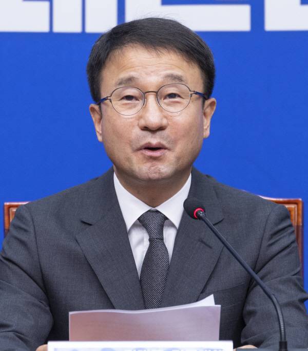 더불어민주당 한병도 당 대표 권한대행 및 원내대표가 29일 국회에서 열린 최고위원회의에서 이번 주초 22대 하반기 국회 원구성을 강력히 요구하는 발언을 하고 있다. 연합뉴스