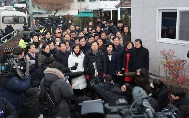 작년 1월 국민의힘 의원 40여명이 윤석열 전 대통령에 대한 고위공직자범죄수사처의 체포영장 집행을 저지하려고 서울 용산구 한남동 대통령 관저 앞에 집결해 있다. 연합뉴스