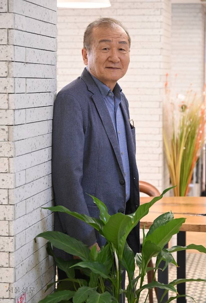 이종철 강남보건소장이 지난 23일 인터뷰에 앞서 서울 강남구보건소 로비에서 포즈를 취하고 있다. 그는 “병원이 아닌 살던 곳에서 생을 마감할 수 있으려면 지역사회 의료돌봄 체계가 확립돼야 한다”면서 “강남에서 공공의료의 새 모델을 만들어 다른 지역으로 전파하는 게 마지막 소명”이라고 강조했다. 안주영 전문기자