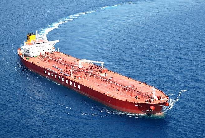 제이오션중공업이 선박건조의향서를 체결한 11만4000톤급 원유·석유제품운반선과 같은 급의 탱커 ⓒHJ중공업 제공