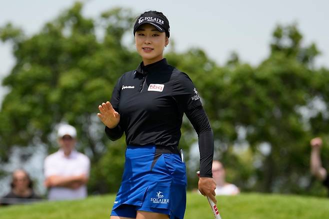 KPMG 여자 PGA 챔피언십 최종라운드 2번 홀에서 버디를 잡은 뒤 갤러리들에게 인사를 건네고 있는 윤이나. 채스카 | AP뉴시스