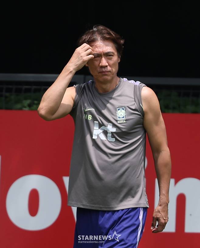 2026 북중미월드컵에 출전한 대한민국 축구 국가대표팀이 19일 멕시코 과달라하라 치바스 베르데 바예에서 회복 훈련을 진행했다. 홍명보 감독이 상념에 잠긴 채 선수들의 훈련을 바라보고 있다. /사진=김진경 대기자