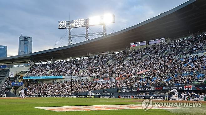 역대 최소 경기 400만 관중 돌파한 프로야구 (서울=연합뉴스) 서대연 기자 = 올해 프로야구 누적 입장 관중이 역대 최소 경기로 400만명을 돌파한 21일 서울 잠실야구장에서 열린 2026 프로야구 KBO리그 NC 다이노스와 두산 베어스의 경기에서 관중들이 응원전을 펼치고 있다. 2026.5.21 dwise@yna.co.kr