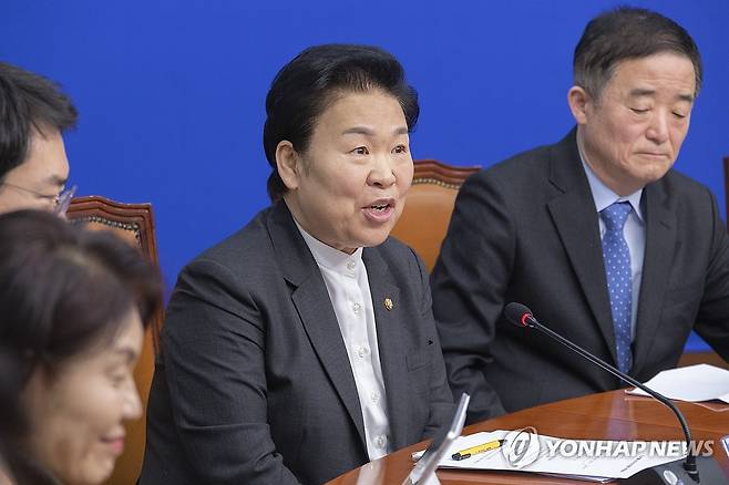 최고위원회의에서 발언하는 문정복 최고위원 (서울=연합뉴스) 황광모 기자 = 더불어민주당 문정복 최고위원이 13일 국회에서 열린 최고위원회의에서 발언하고 있다. 2026.2.13 hkmpooh@yna.co.kr