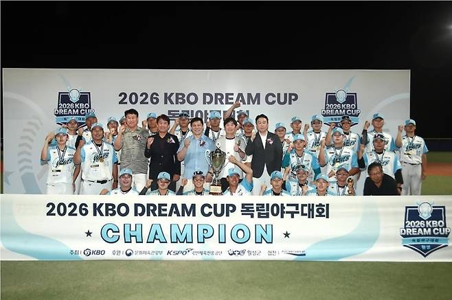 29일 강원 횡성 KBO 야구센터서 열린 2026 KBO 드림컵 독립야구대회서 우승한 안산 웨이브스 오태곤 감독(사진 2번째 줄 맨 왼쪽서 2번째)과 선수단이 기념 사진을 촬영하고 있다. 사진=KBO